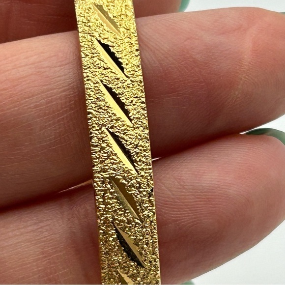 Vintage Monet Gold Tone Textured Etched Engraved Slim Bangle Size Large 8.25" - Picture 8 of 11
